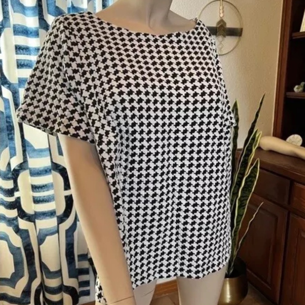 NWOT- Black and White Houndstooth Women's Top Size 1X